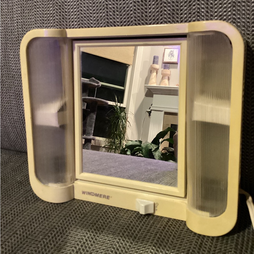 Vintage Windmere Lighted Mirror, Two Sided Swivel Magnification Model #605